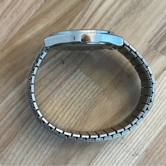 Waltham Men’s Watch White Dial Two Tone Stretch Bracelet Date Window Gold Hands - Picture 6 of 8